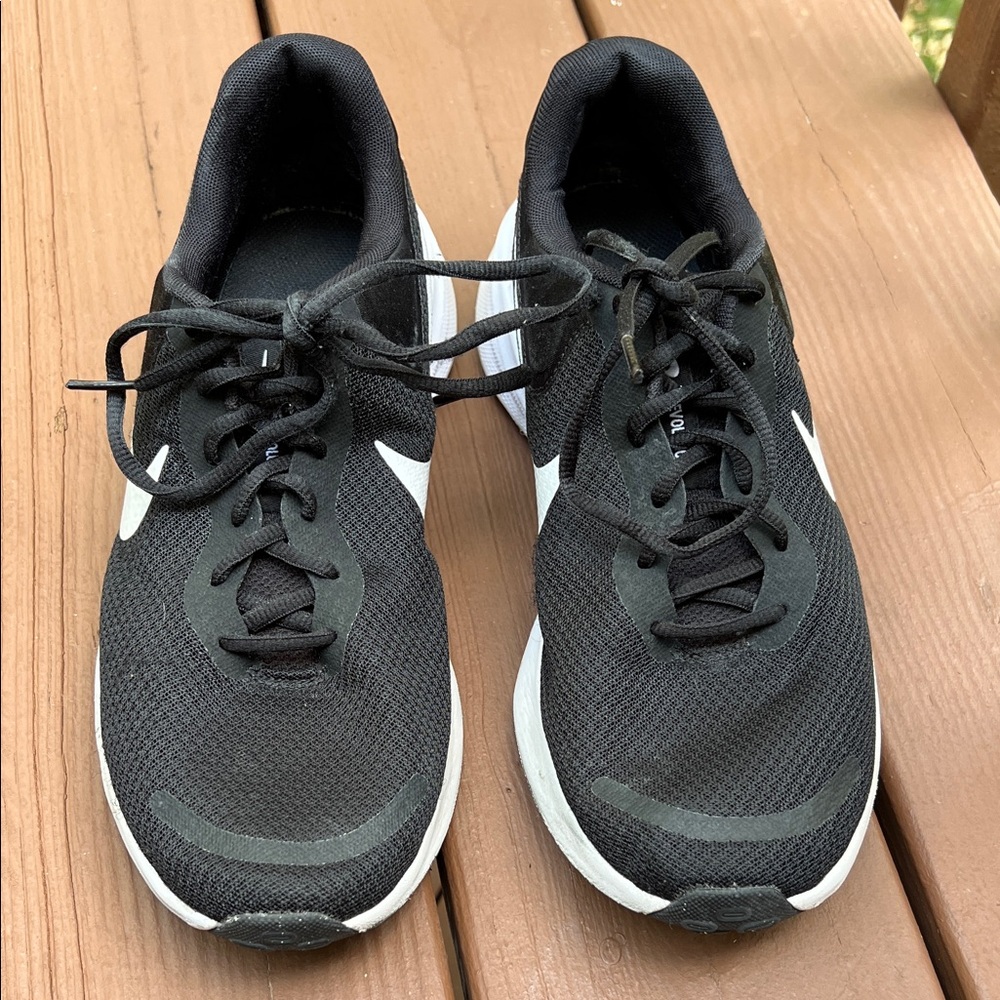 Nike Men's Revolution Black and White Athletic Shoes, Size 10 - Picture 2 of 6